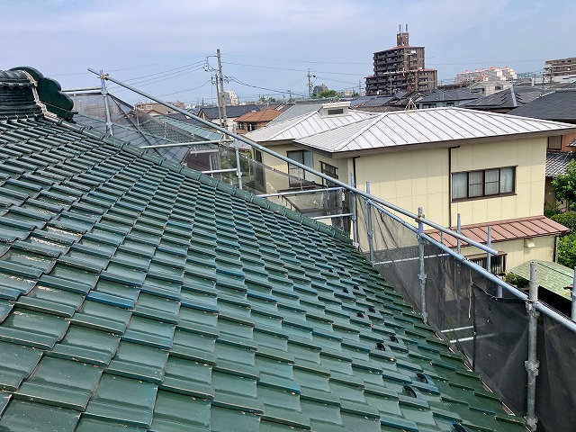 屋根の周囲に足場